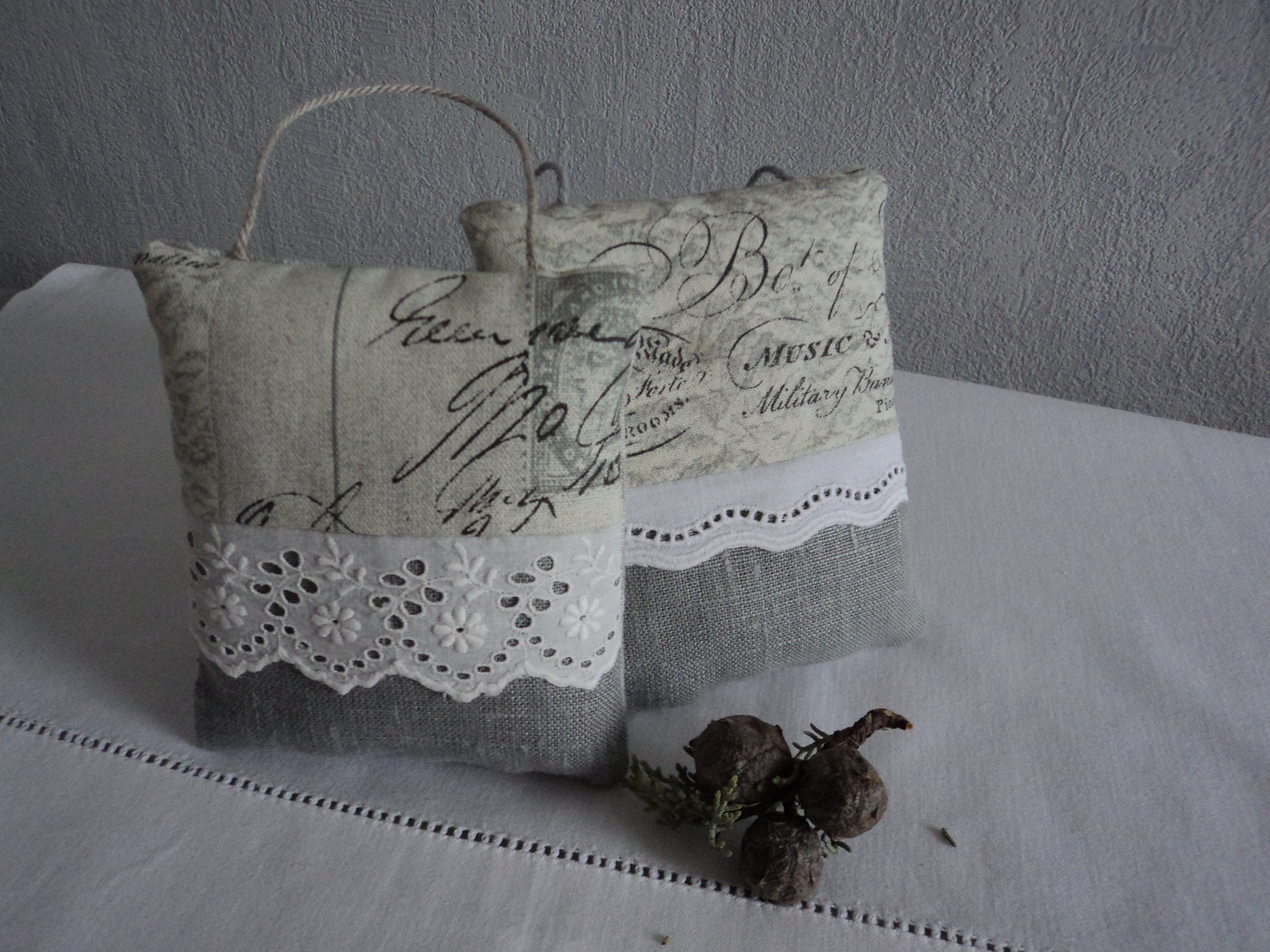 Coussins Décoratifs Lin Gris et Calligraphie - Lin Broderie Anglaise Lavande