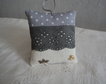 Coussin de porte à suspendre à pois, broderie anglaise et lavande