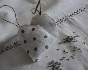 Bustine lavanda in lino bianco a tinta unita e pois - Piccole bustine imitazione tè con laccio in canapa