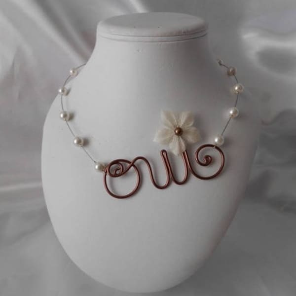 collier mariage HOLLY en chocolat & ivoire avec petite fleur de soie