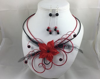 Parure CAMILIA collier / boucles en rouge et noir avec plumes