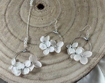 Parure mariage collier de dos & boucles avec pétale d’hortensias blanche