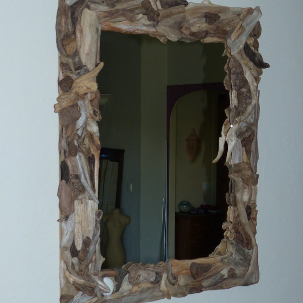 Miroir rectangulaire en bois flotté , 67 cm X 53 cm , fabrication artisanale dans différents tons de brun, petits morceaux de bois ,d'écorce