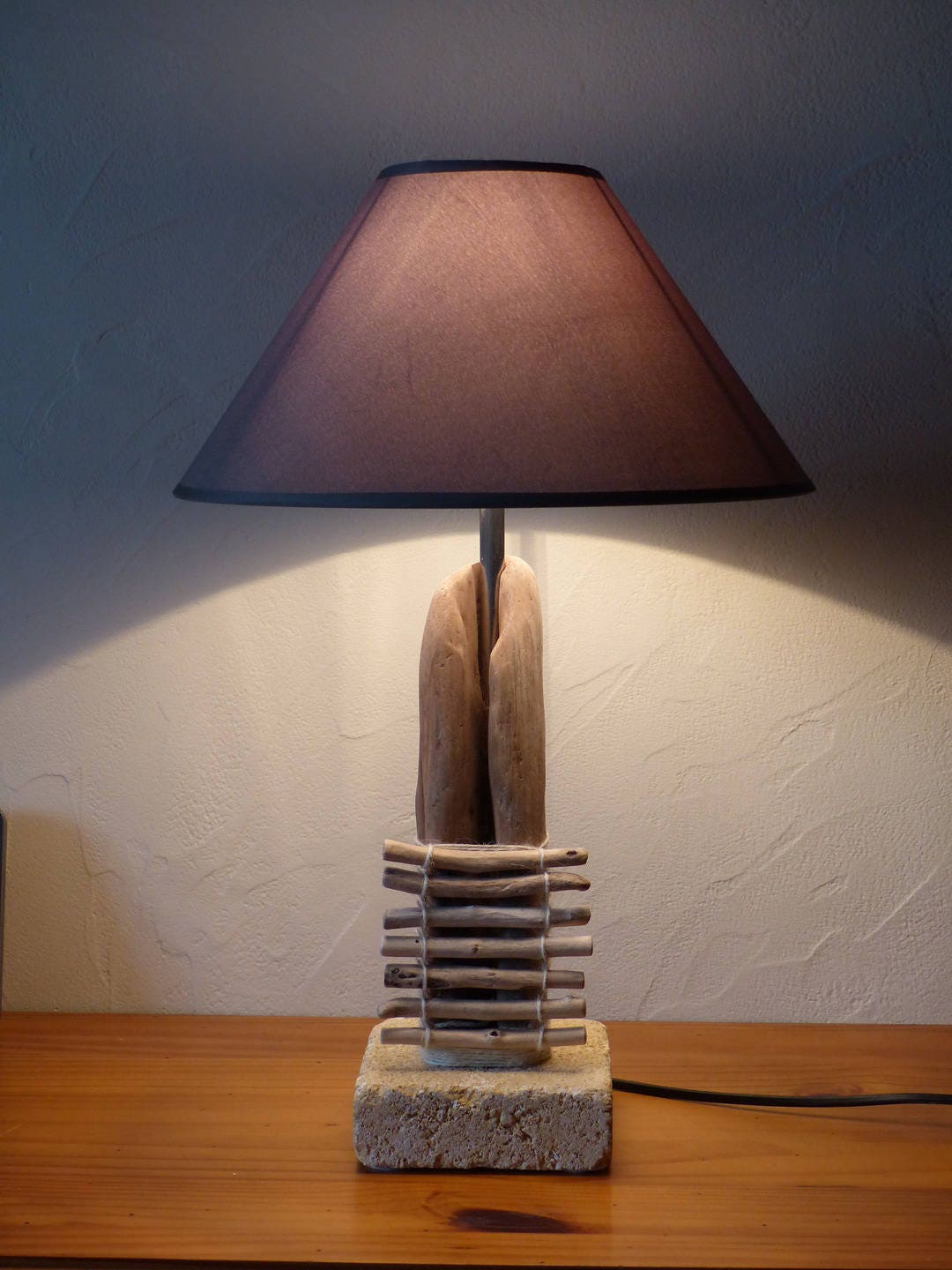 Petite lampe à poser en bois flotté et lin de qualité