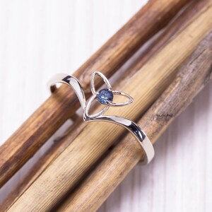 Celtic trinity knot ring/ White gold (14K) irish ring/ Triquetra Blue Topaz ring/ Celtic jewelry/ Irish jewelry/ London blue topaz ring
