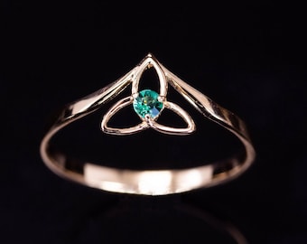 Anillo de nudo de trinidad celta / Anillo irlandés de oro macizo / Anillo de esmeralda Triquetra / Joyería celta / Joyería irlandesa / Anillo de esmeralda de oro