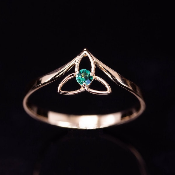 Celtic trinity knot ring/ Solid gold irish ring/ Triquetra Emerald ring/ Celtic jewelry/ Irish jewelry/ Gold emerlad ring