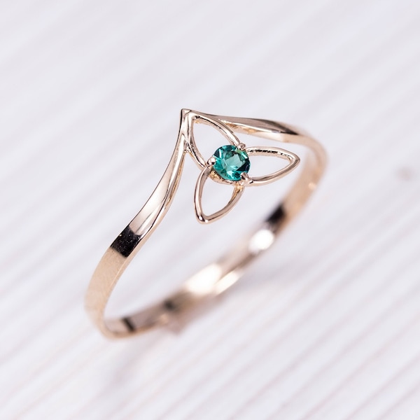 Solid gold Celtic trinity knot ring/ Gold irish ring/ Triquetra Emerald ring/ Celtic jewelry/ Irish jewelry/ Gold emerlad ring