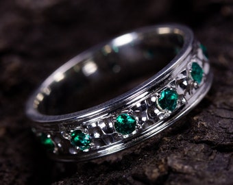 Emerald hammered ring. Sterling silver. Hammered gemstone ring. Emerald silver ring. Birthday gemstone
