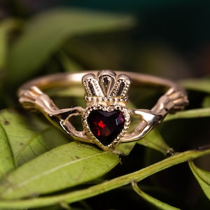 Anillo Claddagh de oro de 14 quilates con granate: anillo de promesa irlandés
