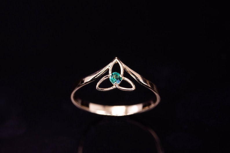 Solid gold Celtic trinity knot ring/ Gold irish ring/ Triquetra Emerald ring/ Celtic jewelry/ Irish jewelry/ Gold emerlad ring image 2