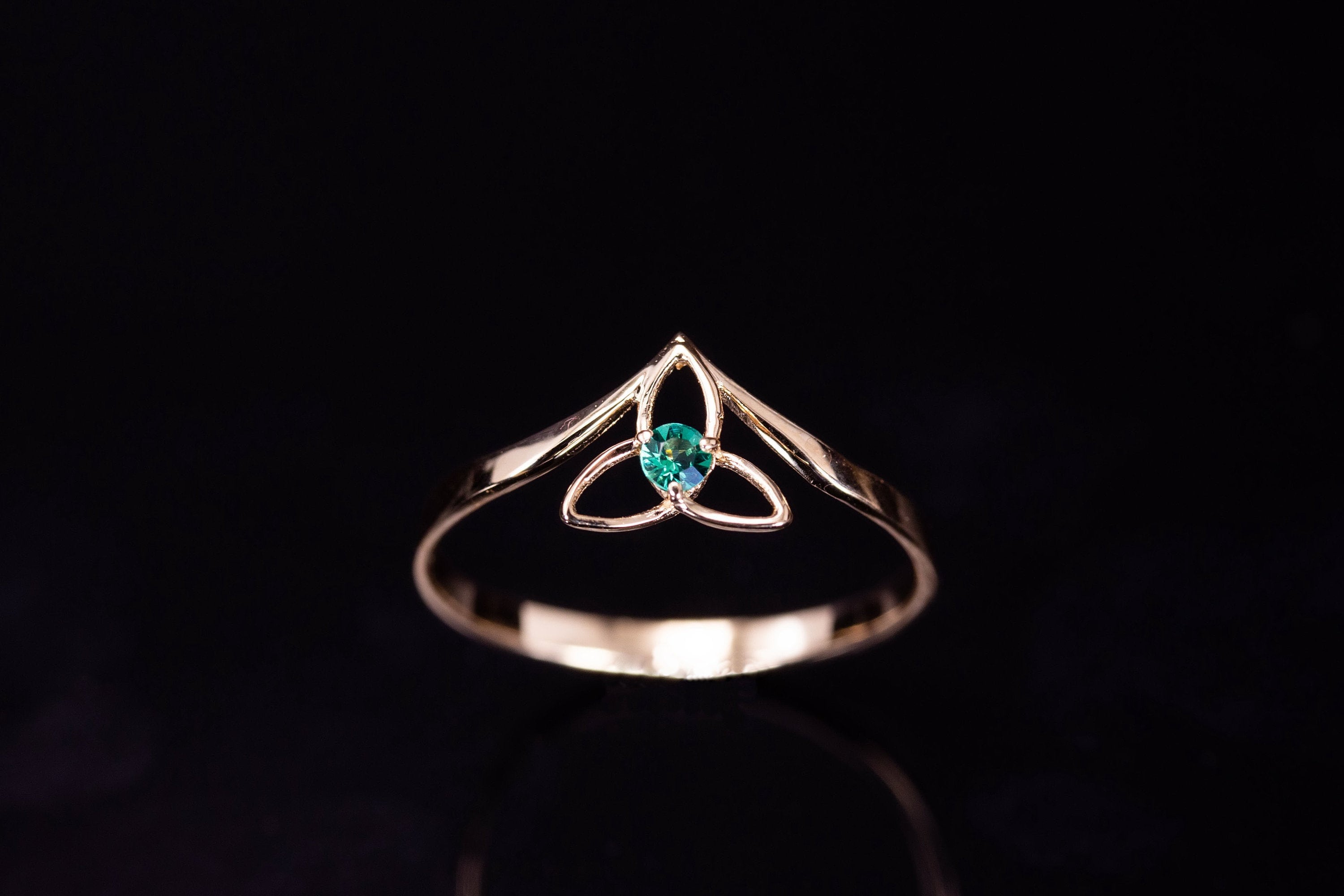 Celtic trinity knot ring/ Solid gold irish ring/ Triquetra Emerald ring/ Celtic jewelry/ Irish jewelry/ Gold emerlad ring