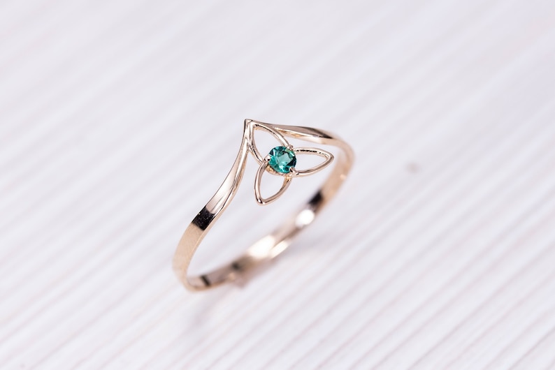 Solid gold Celtic trinity knot ring/ Gold irish ring/ Triquetra Emerald ring/ Celtic jewelry/ Irish jewelry/ Gold emerlad ring image 1