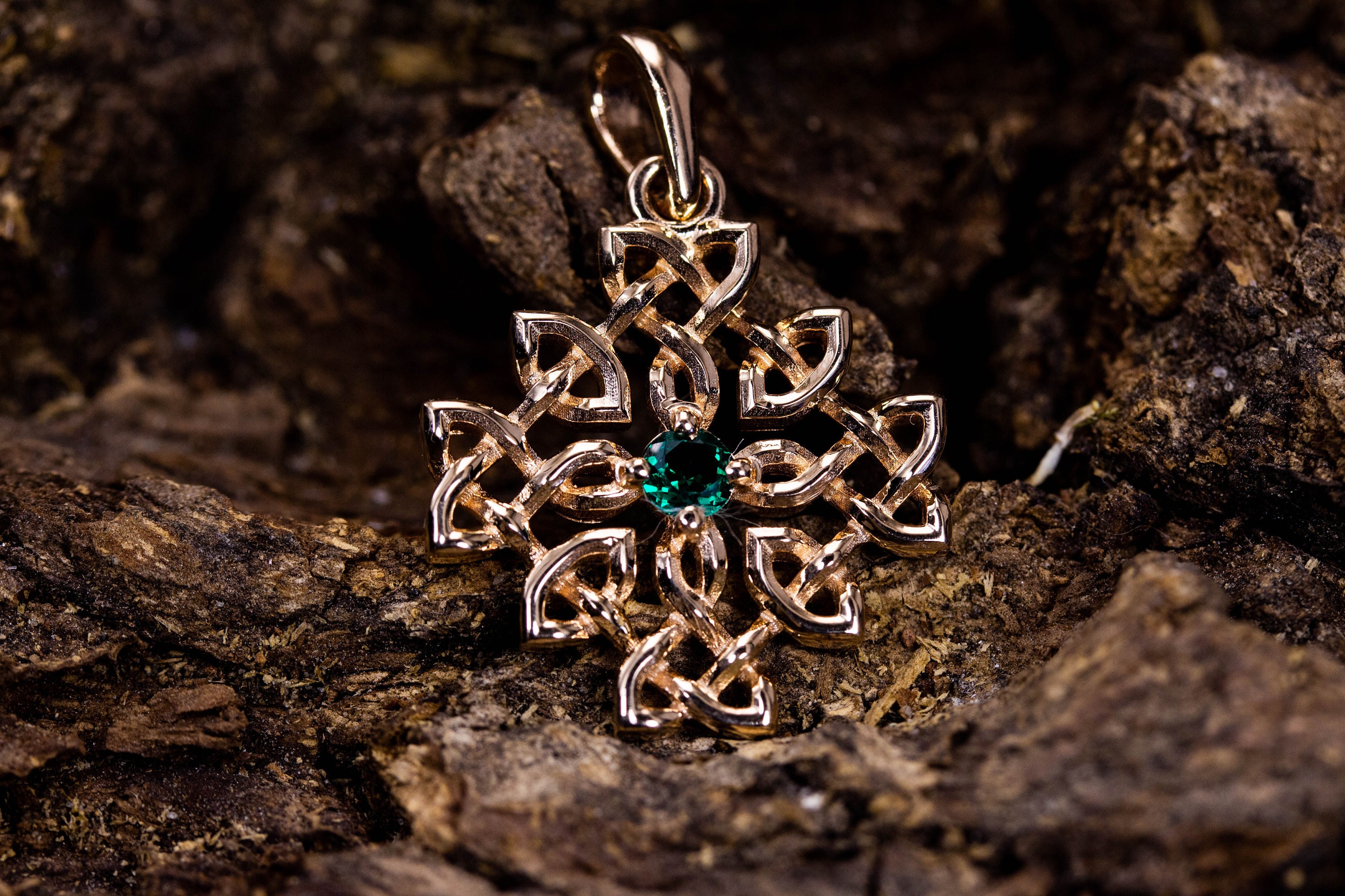 Collar de cruz de nudo celta / Colgante irlandés de oro macizo / Cruz de nudo Collar esmeralda / Joyería celta / Joyería irlandesa / Colgante de oro emerlad