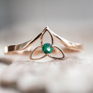 Solid gold Celtic trinity knot ring/ Gold irish ring/ Triquetra Emerald ring/ Celtic jewelry/ Irish jewelry/ Gold emerlad ring image 6