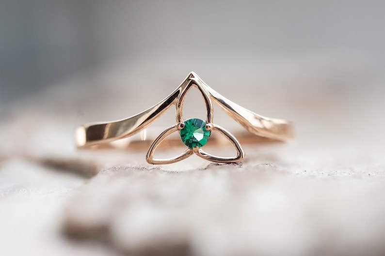 Solid gold Celtic trinity knot ring/ Gold irish ring/ Triquetra Emerald ring/ Celtic jewelry/ Irish jewelry/ Gold emerlad ring image 6