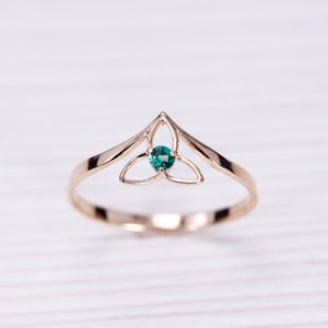 Solid gold Celtic trinity knot ring/ Gold irish ring/ Triquetra Emerald ring/ Celtic jewelry/ Irish jewelry/ Gold emerlad ring image 4