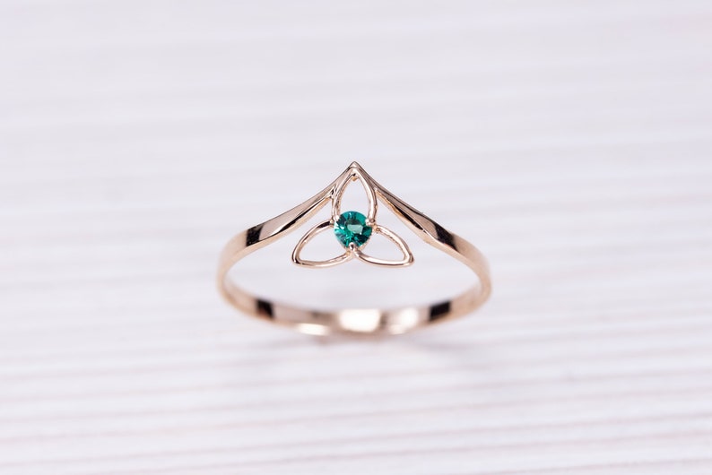 Solid gold Celtic trinity knot ring/ Gold irish ring/ Triquetra Emerald ring/ Celtic jewelry/ Irish jewelry/ Gold emerlad ring image 4