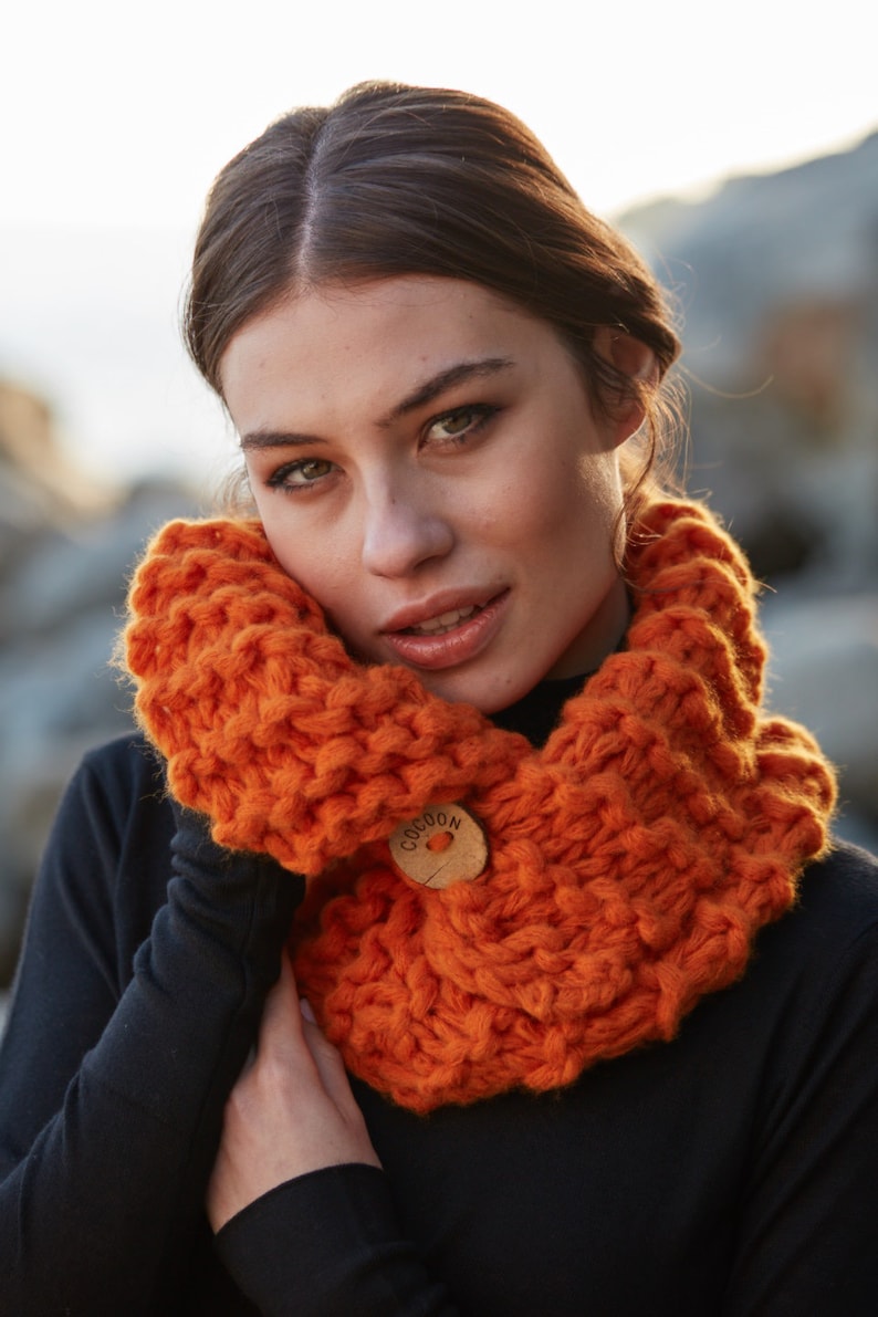 button 7 colors Knit your Snood COCOON skein