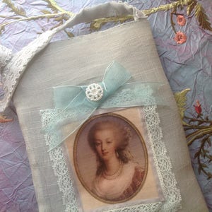 Pochette en lin gris vert et dentelles avec un joli portrait de Marie Antoinette. image 2