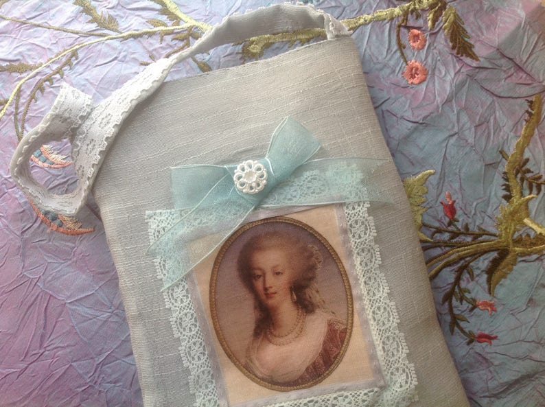 Pochette en lin gris vert et dentelles avec un joli portrait de Marie Antoinette. image 2