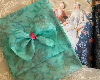 Grande pochette lingerie en organza imprimé floral avec un gros noeud