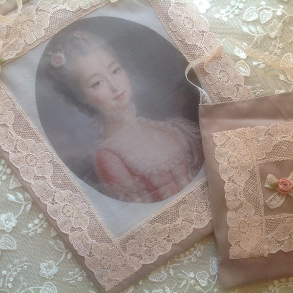 Duo pochette lingerie et coussin senteur en taffetas de soie avec joli portrait de marquise