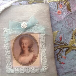 Pochette en lin gris vert et dentelles avec un joli portrait de Marie Antoinette. image 3