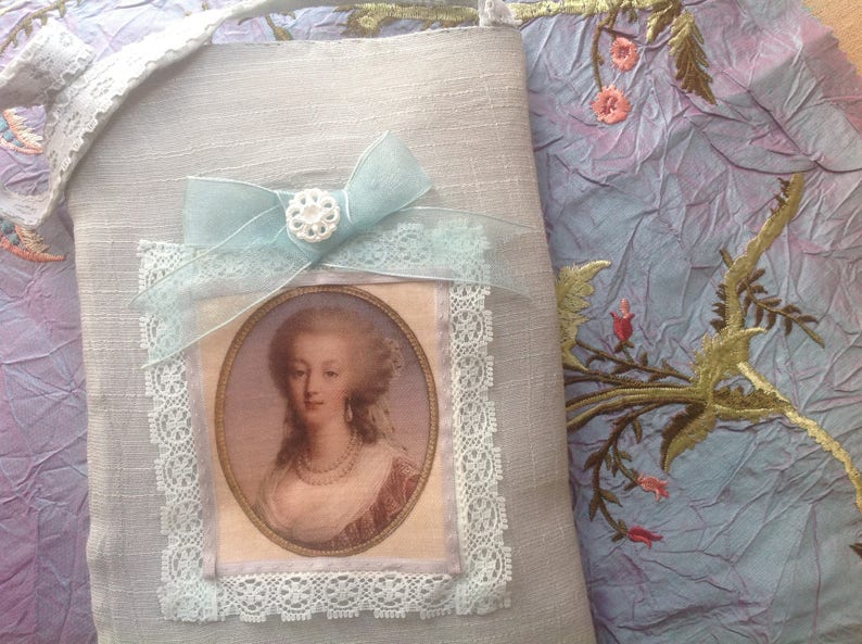 Pochette en lin gris vert et dentelles avec un joli portrait de Marie Antoinette. image 3