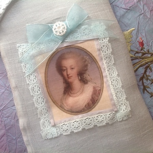 Pochette en lin gris vert et dentelles avec un joli portrait de Marie Antoinette. image 1