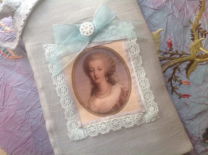 Pochette en lin gris vert et dentelles avec un joli portrait de Marie Antoinette. image 1