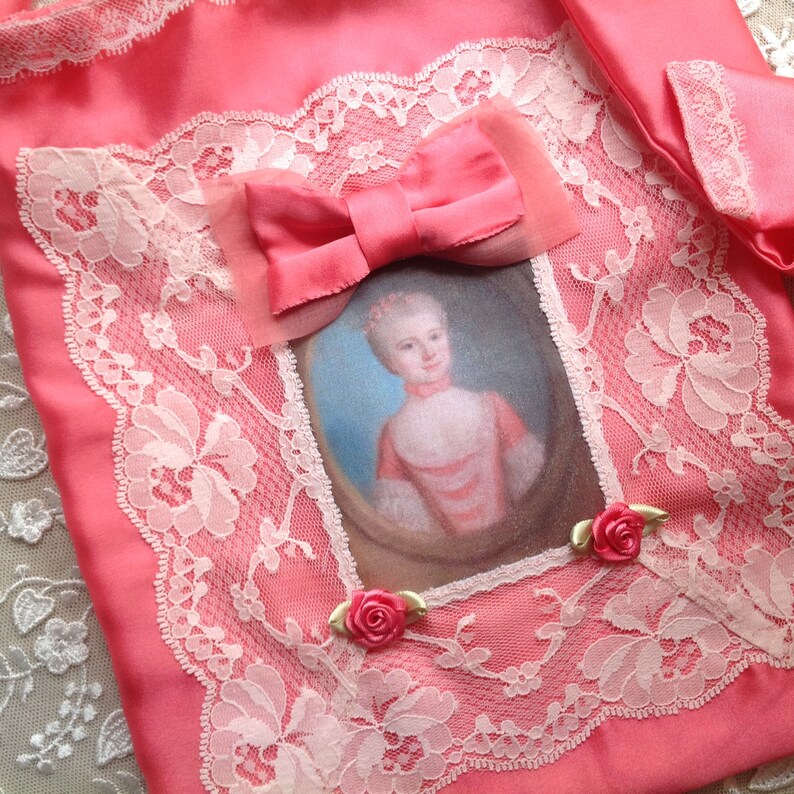 Pochette multi usage en soie avec portrait de marquise image 5