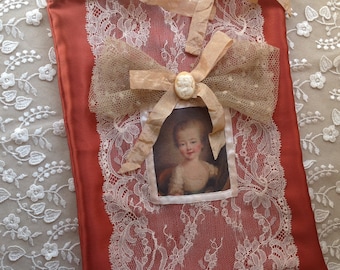 Pochette multi usage en soie avec portrait de marquise