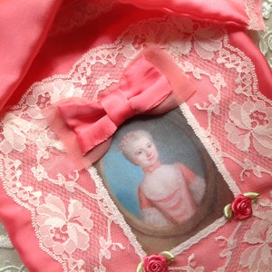 Pochette multi usage en soie avec portrait de marquise image 3