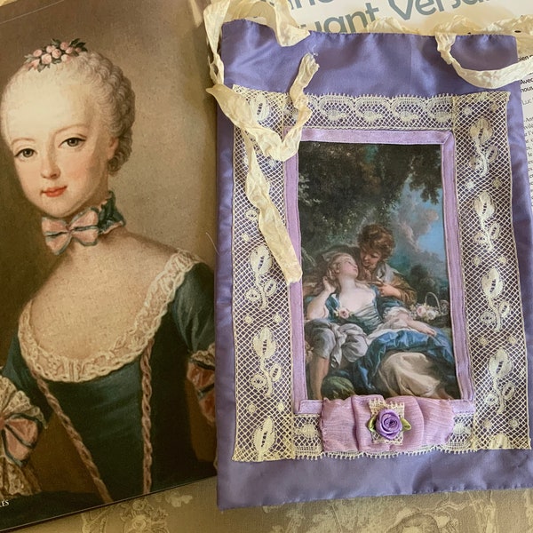 Pochette lingerie en soie mauve et dentelle ancienne avec scène champêtre