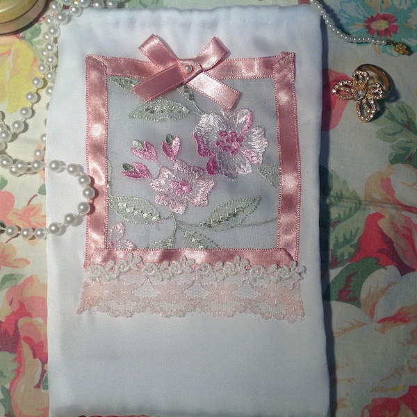Pochette multi usage en soie blanche avec organza brodé de fleur rose pale
