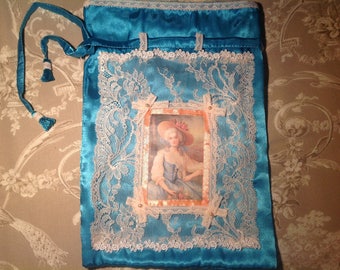 Grande pochette en fine soie turquoise avec portrait de belle marquise