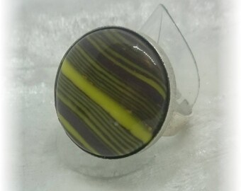 White unglazed 19.5 mm - streaks taupe and lime green