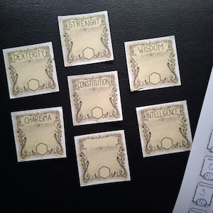 Pode incluir: Sete folhas de personagem em branco para um jogo de RPG, com cabeçalhos para Força, Destreza, Sabedoria, Constituição, Carisma e Inteligência. As folhas são decoradas com uma borda de estilo vintage e um hexágono no centro.