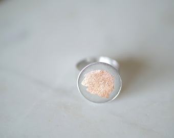 Bague en Béton - Cabochon rond, feuille de métal doré rose et anneau argenté