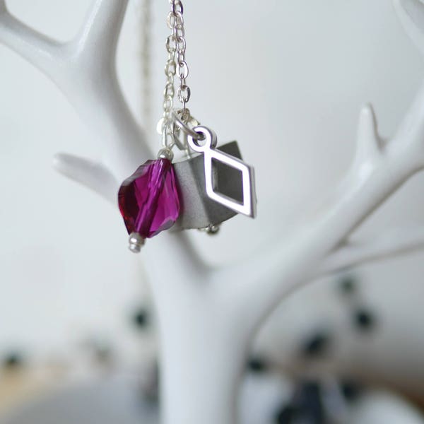 Collier en Béton - Cube brut / Perle violette en cristal Swarovski, triangle et chaîne argentée