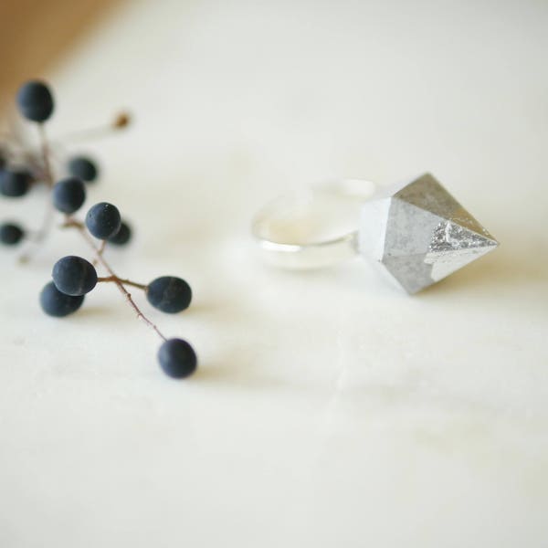 Bague en Béton - Diamant, feuille de métal et anneau argenté