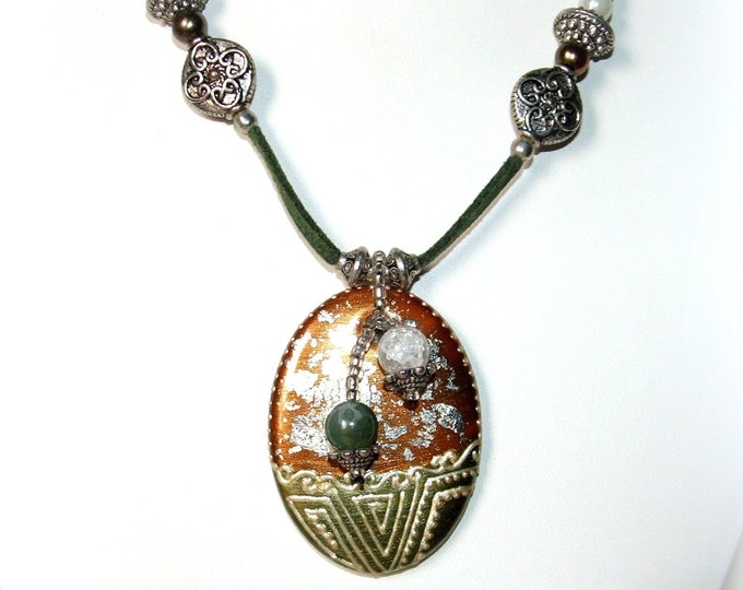 Collier Femme bohême,pendentif ovale,vert et cuivré,bijou fait main,en porcelaine,peinte main,sautoir bohème femme,daim cuir ajustable