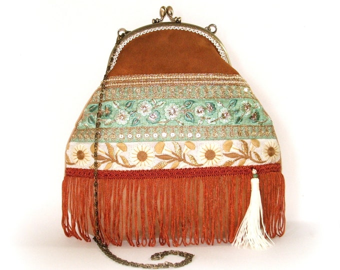 Sac bohème à frange,sac femme velours camel,broderie pompons perle,sac chaine fermoir métallique,fait main,sac artisanal