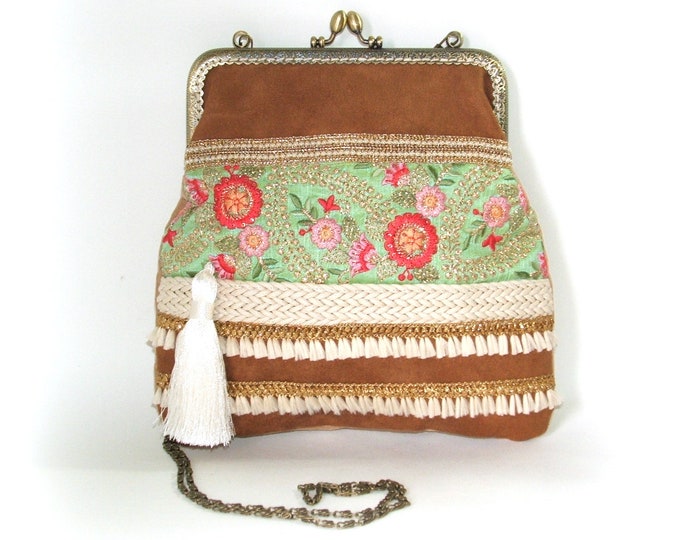 Sac bohème brodé pompon,sac blanc et camel,sac chaine fermoir métallique,fait main,sac artisanal boho coloré