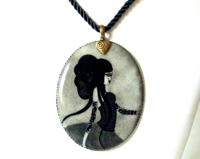 Collier Femme pendentif,fait main,collier bohème,collier noir gris,porcelaine peinte à la main,collier artisanal,collier portrait de femme