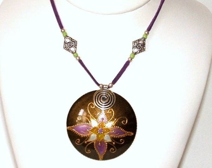 Collier femme bohème,pendentif rond,en porcelaine,peint à la main,bijou fait main,collier sautoir cuir,violet,artisanal