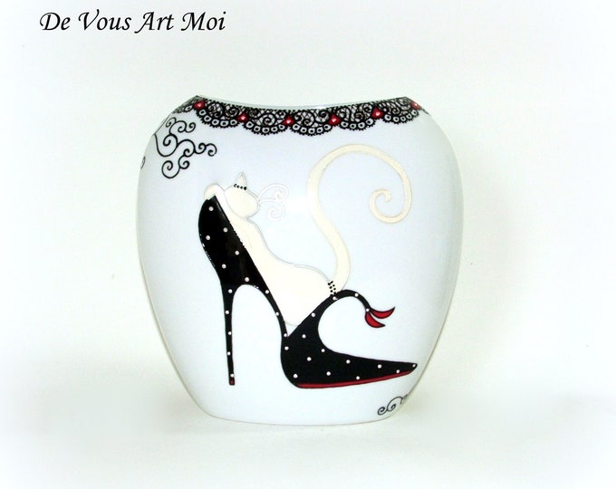 Vase porcelaine chat blanc,fait main,chat dans son escarpin,décoration chat artisanale peinte main