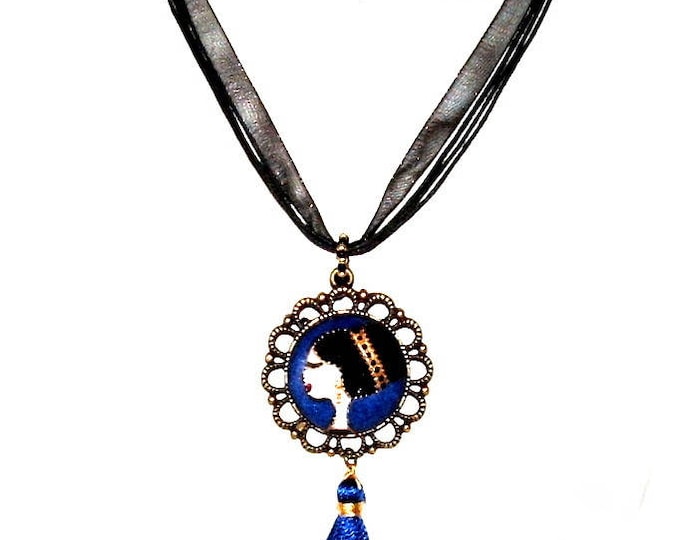 Collier femme bohême,fait main,collier médaillon bronze,collier pendentif peint main,collier bleu lazuli,collier bohème pompons,artisanal