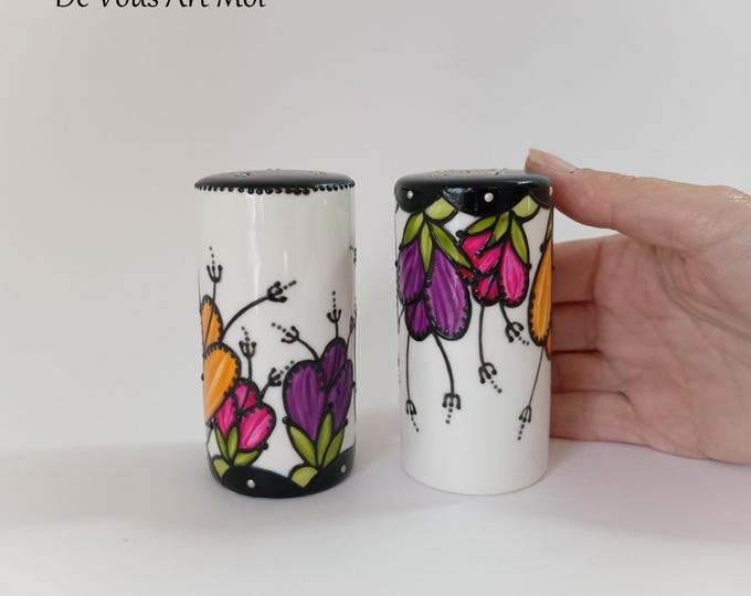 Hand-painted ceramic porcelain salt and pepper shaker set, duo of salt and pepper shakers.